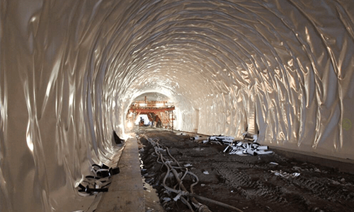 Instalación de barreras de agua en túneles