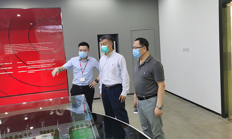 Zhu Wenwei, chairman of the China Plastics Association, and his party visited Jinming for research and guidance